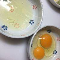 在两个碗里打入鸡蛋，其中一个碗留少许蛋清备用