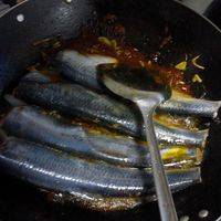 沙丁鱼放入锅中，两面煎一煎，放入十三香