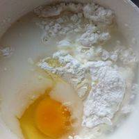 面粉和淀粉1：1，加一个蛋和适量的水拌匀