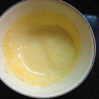 将融化的黄油和糖粉放入盆里，用打蛋器打至体积变大，颜色变白
