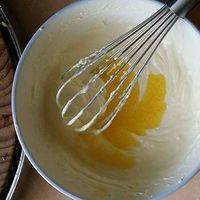 黄油隔水融化后，加入奶油奶酪中，搅拌均匀