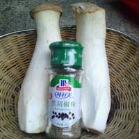 准备好杏鲍菇和黑胡椒粉