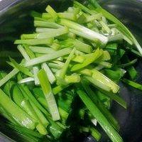 韭菜处理干净切段。