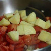 加入2斤番茄块和土豆块。