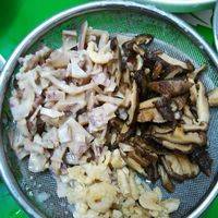 冬菇，虾米，尤鱼切丝待用