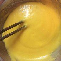 鸡蛋打散加白糖打匀，筛入低粉搅拌均匀，将隔水加热成液态的黄油倒入搅拌均匀