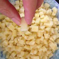 将土豆再切成小块，跟小拇指一样大小，这样比较容易蒸～