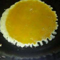 把锅子冲洗一下倒入油，等油热后倒入鸡蛋这里是2个鸡蛋的分量