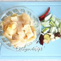 酸菜冲一下，控干水份，切丝或切块；葱切段、姜切片。