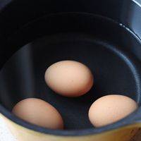1、鸡蛋刷洗干净，放入锅中，加入适量冷水，开小火煮熟；
