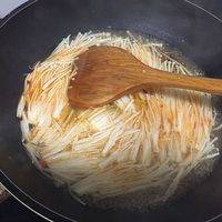 水滚了下金针菇 烫熟了捞起来
