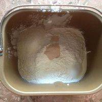 将所有原料按先液体后固体的顺序依次放入面包桶，糖和盐对角放，最后在面粉顶端按个坑放入酵母