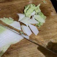 白菜洗净切菱形块，白菜帮不要切太大，否则不好熟。