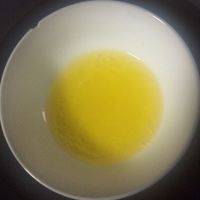 我用的是总统牌黄油，味道很好。切一块放碗里隔水融化。