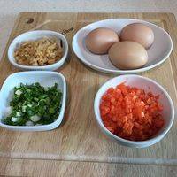 鸡蛋三个，胡萝卜、萝卜干分别切细粒，葱切葱花。配菜可以根据喜好随意搭配，替换成榨菜粒呀、彩椒粒呀、黄瓜粒呀，都行。