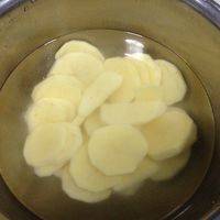 土豆片去皮切好，用清水泡洗备用。