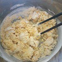 将全蛋打碎后，加入糖，食盐，发泡粉，面粉，椰子粉和面。