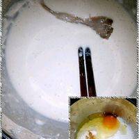 把三勺面粉（盛饭用的大勺）半勺淀粉放到碗中，加入一个鸡蛋，一勺半盐（茶勺），一茶勺十三香和适量鸡精，加水调成粘稠的糊状。把蘑菇拌去面糊