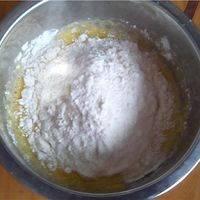 放入面粉和适量的清水搅拌均匀。