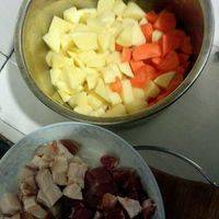 胡萝卜土豆去皮，滚刀切块 腊肉瘦肉切小丁，肥肉大块一点~