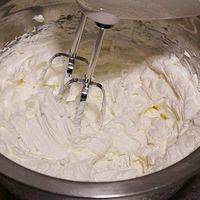 奶油加入细纱糖打发至裱花的状态。
