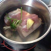 猪后腿肉洗净，放入锅中，加适量的葱，姜，黄酒，烧开后煮20分钟