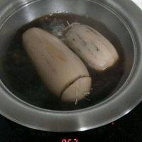 小火熬到留有大概10毫升的汤汁 然后将其捞出  取出牙签  将藕切成片  然后取出汤汁淋在藕节上即可