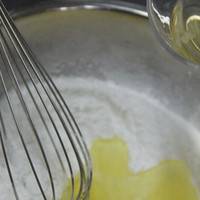 蛋清与糖粉混合，用打蛋器一直打到很稠有劲，提起打蛋器有尖角，如果觉得太稠，浓，可以用柠檬汁调整到如缎带般滑落的程度即可