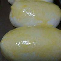 表面轻手刷蛋黄液，不可刷破面团胚表面