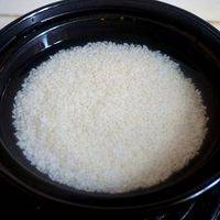 大米用水浸泡20分钟以上。