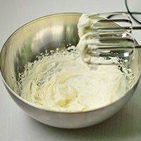 塔皮快烤好的时候将淡奶油加入糖分打发