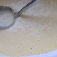 用奶将面粉化开至糊状 并加入黄油 鸡蛋 发酵粉水
