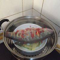 将鱼放入锅中开始蒸，把握好时间，8分钟左右。PS：请忽略剁辣椒，湖南人，没辣椒感觉不是菜。