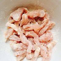 猪瘦肉用淀粉拌匀。