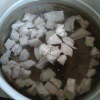 焯水洗净后，放入汤锅，下入姜片，煮1~2小时。出锅前加入羊血。