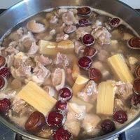 羊肉“飞水”后捞入汤锅，加适量的水和准备好的配料；