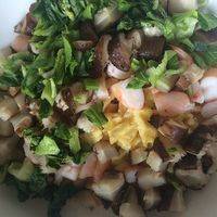 在煮江米的时候，把香菇切粒，青菜也切成小块备用