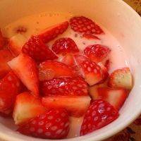草莓洗净切块 西米煮至透明 用冷水冲洗一下 放入碗中 草莓倒入 加上牛奶 不够味可以适当加些糖 夏天还可以加一些冰块