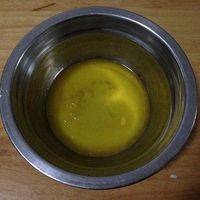 将黄油放在盆里，室温软化加入糖粉打至微微发白

