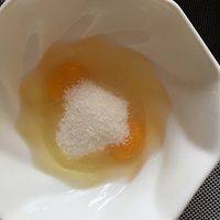 鸡蛋加白砂糖打至砂糖溶化，鸡蛋颜色变浅