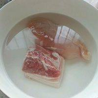 五花肉和鸡胸肉加凉水和少量食盐很容易解冻。