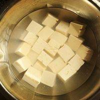 豆腐切块拿盐水腌一分钟 去豆腥味