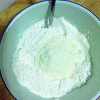 在化黄油的时间空当我们把奶粉和面粉混匀～