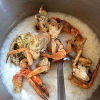 把炒好的螃蟹放进粥里，等粥沸了 适当加入盐和酱油！这样就可以啦！完工！