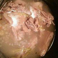 1小时后羊汤煮好，放进白萝卜煮15分钟，不要开盖焖着。