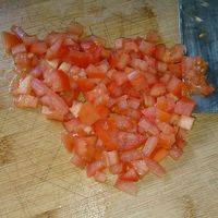 西红柿洗净切丁，越小越好