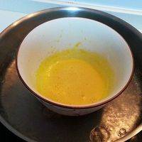 蛋黄加入30g糖隔沸腾的热水打发至浓稠，并放置至冷却，再加到已经搅打顺滑的马斯卡彭芝士里。如果蛋黄糊温度还不够凉，必须要彻底冷却以后才能使用。