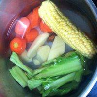 先将菜梗，红萝卜、玉米、马铃薯、姜片、蜜枣煮10分钟