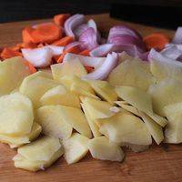 土豆、洋葱和胡萝卜洗净，去皮，切块（滚刀块比较容易熟一些）。