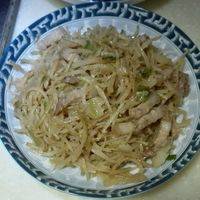 1.温水清洗咸菜丝2-3次
2.五花肉切丝
3.热锅加稍多食用油，炒肉丝至五花肉出油，放入咸菜丝，加少量水，酱油，翻遍至软烂。